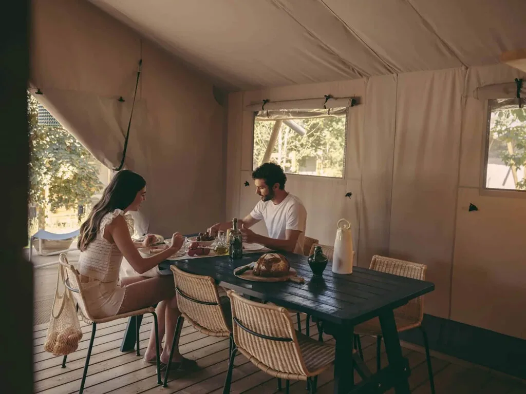 wecamp_santa_cristina_espagne-couple top