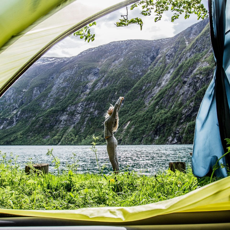 Camping arrière-saison : slow camping et voyageurs solo, les tendances 2026